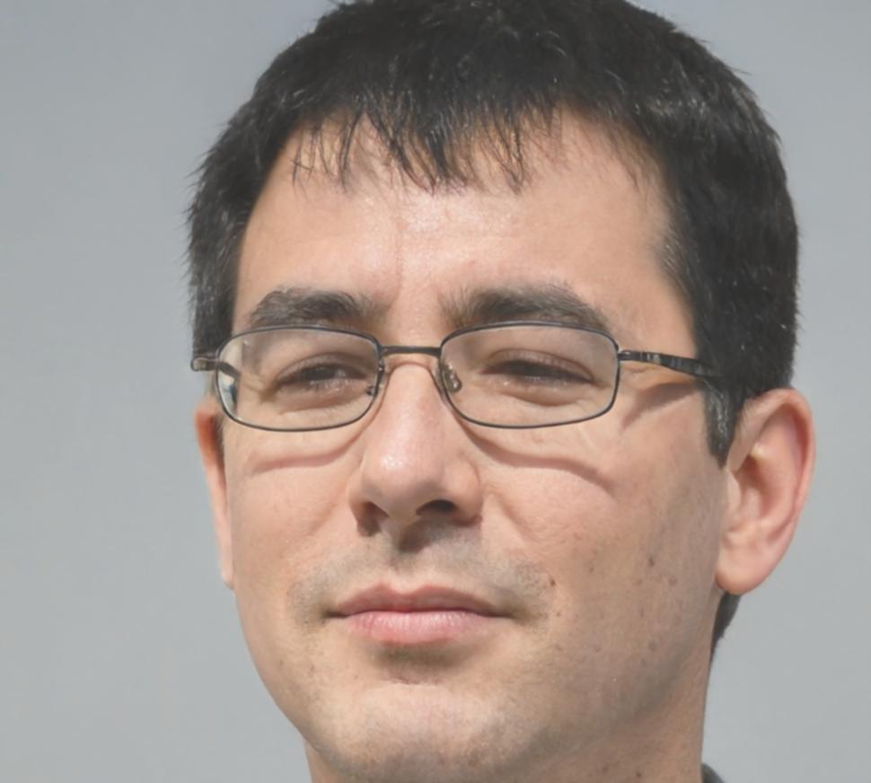 Miembro del equipo de briqenystora especializándose en análisis fiscal